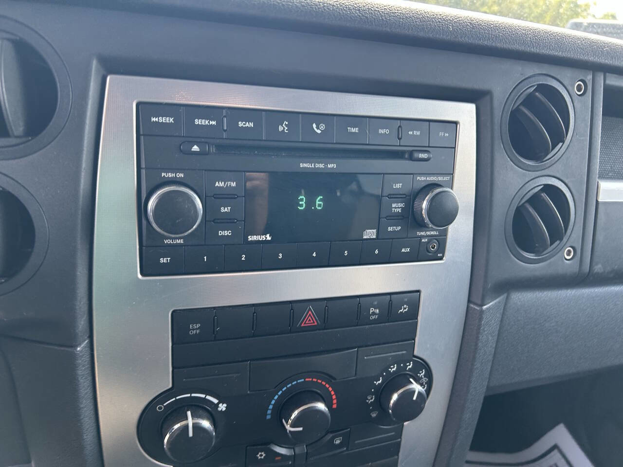 Used 2008 Jeep Commander Sport image 8