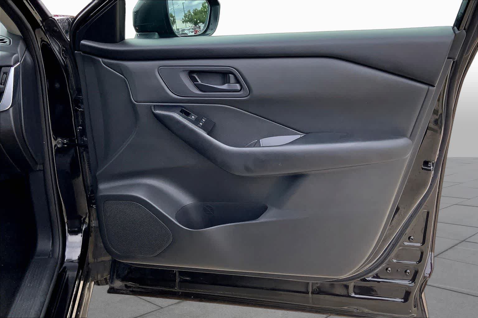 Used 2024 Nissan Rogue S FWD image 21
