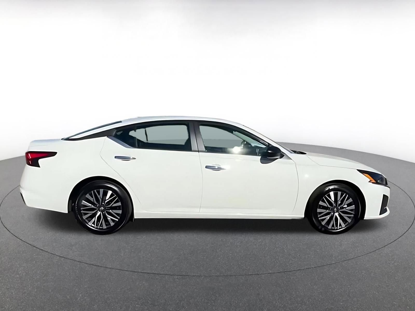 Used 2025 Nissan Altima 2.5 SV image 16