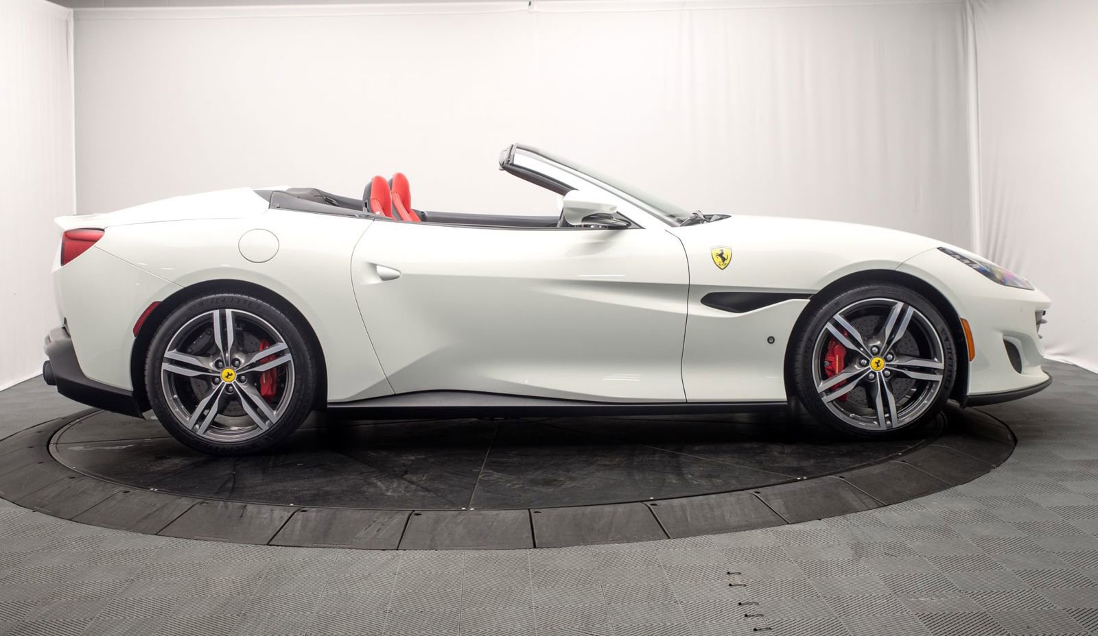 Used 2019 Ferrari Portofino RWD image 2