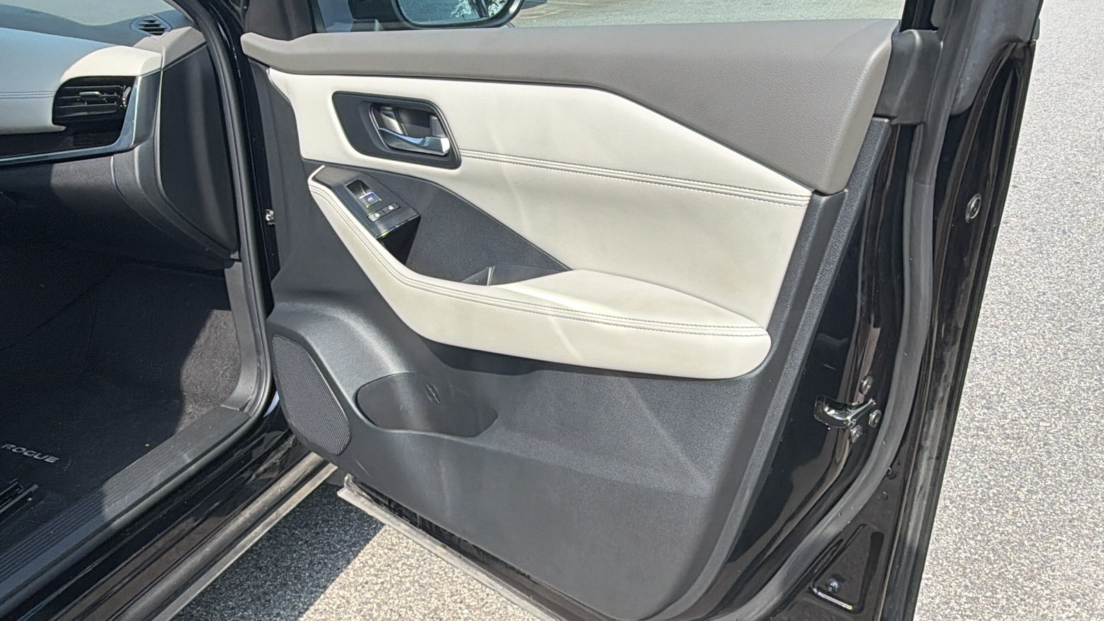 Used 2025 Nissan Rogue SL w/ SL Premium Package FWD image 19