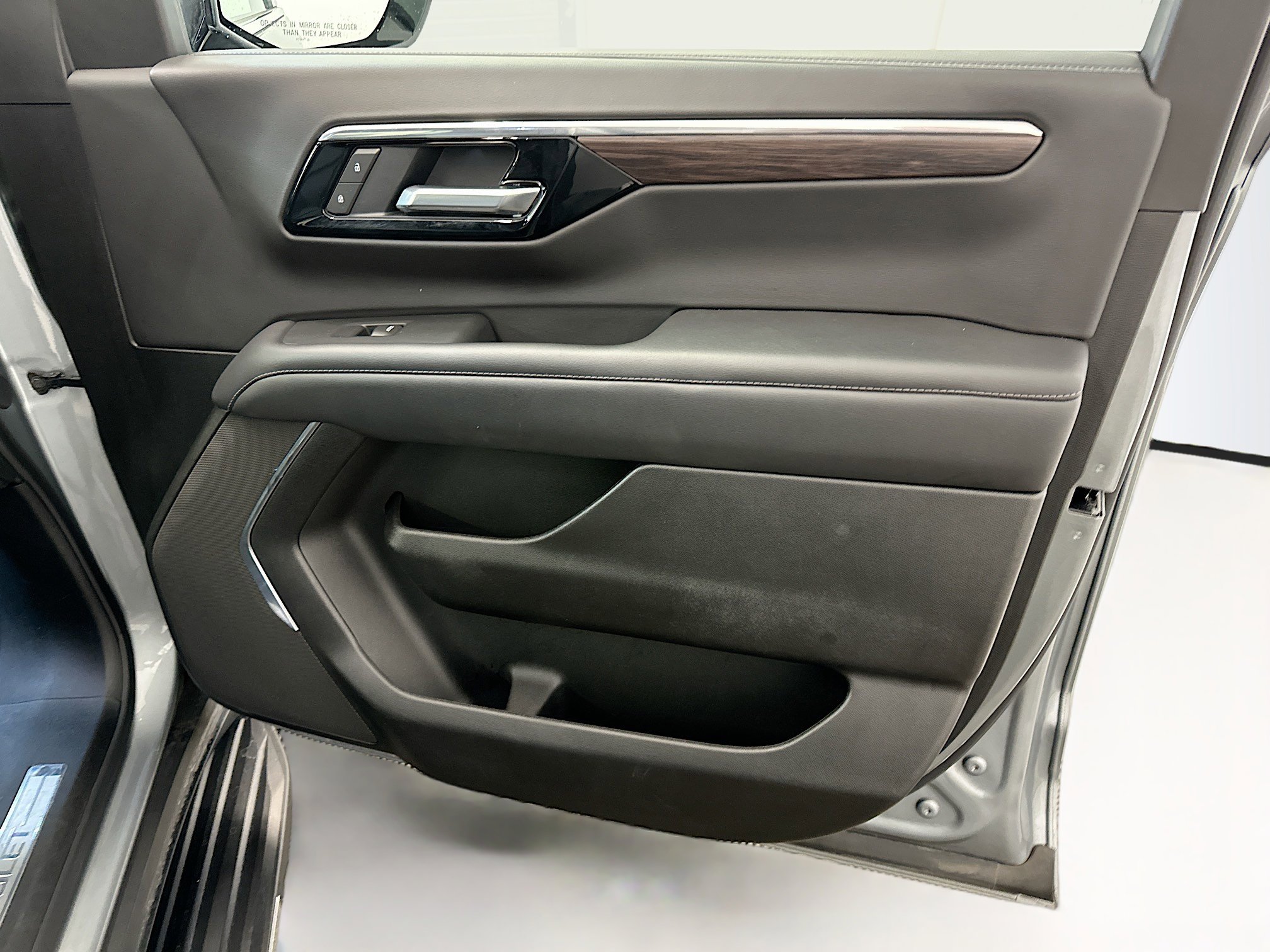 Used 2025 Chevrolet Suburban LT image 35