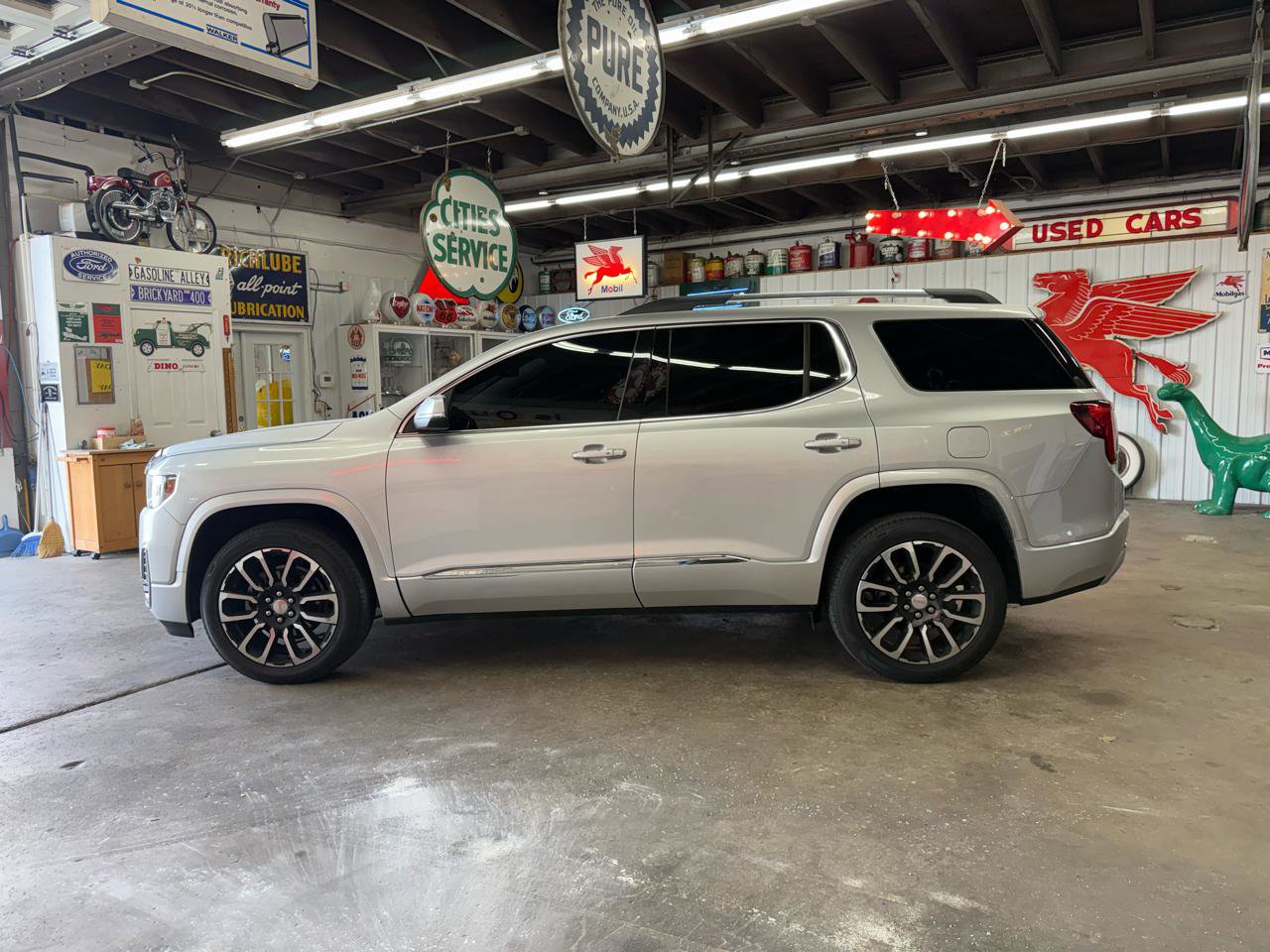 Used 2020 GMC Acadia Denali image 2