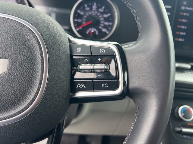 Used 2024 Kia Carnival LX FWD image 17