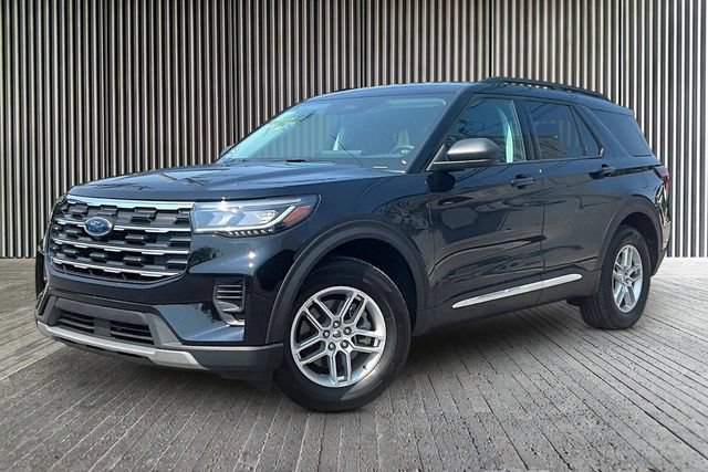 Used 2025 Ford Explorer Active AWD/4WD image 1