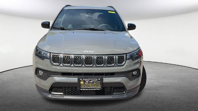 Used 2023 Jeep Compass Latitude w/ Sun and Sound Group AWD/4WD image 3