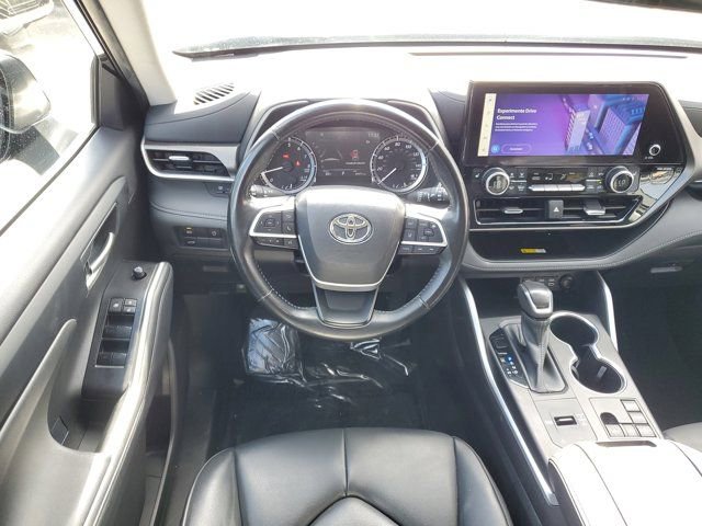 Used 2023 Toyota Highlander XLE image 14