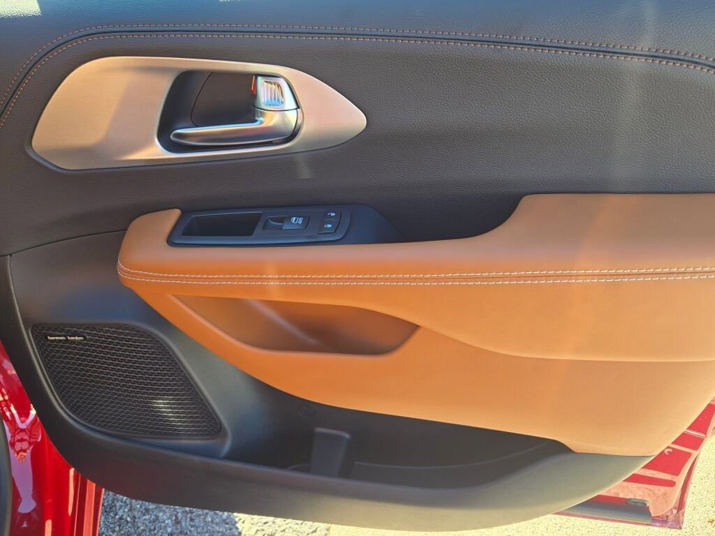 New 2026 Chrysler Pacifica Pinnacle image 6