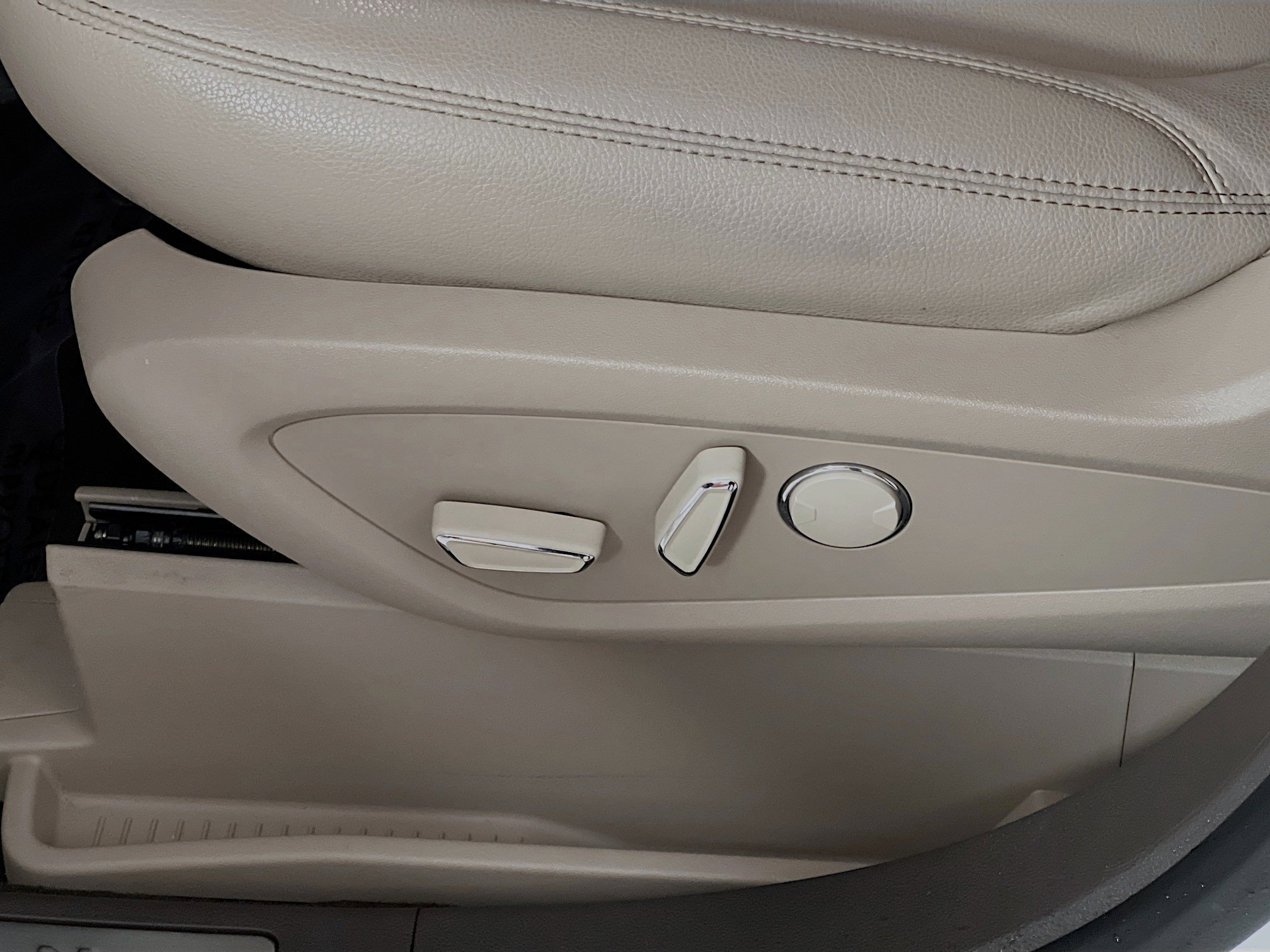 Used 2022 Lincoln Nautilus FWD w/ Premium Package image 16