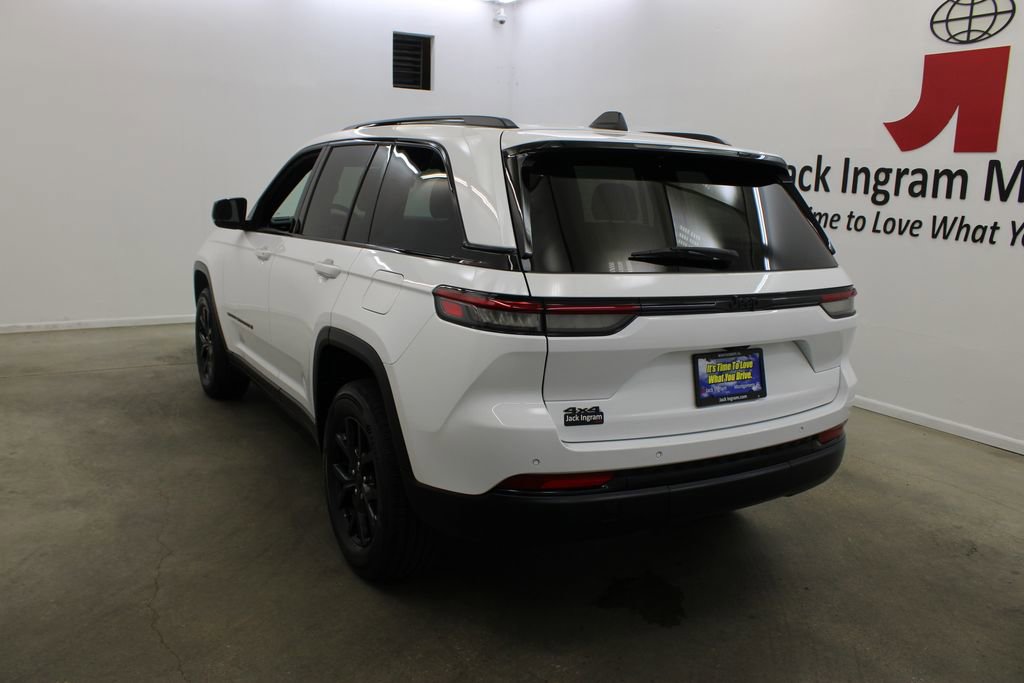 Used 2025 Jeep Grand Cherokee Altitude AWD/4WD image 3