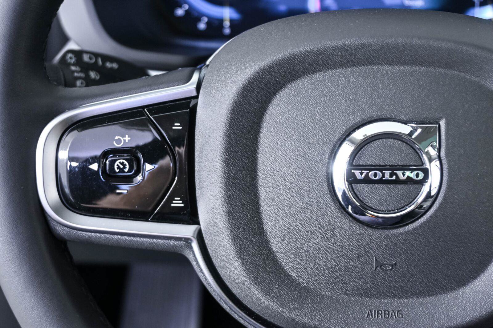 Certified 2025 Volvo XC60 B5 Plus w/ Protection Package Premier AWD/4WD image 9