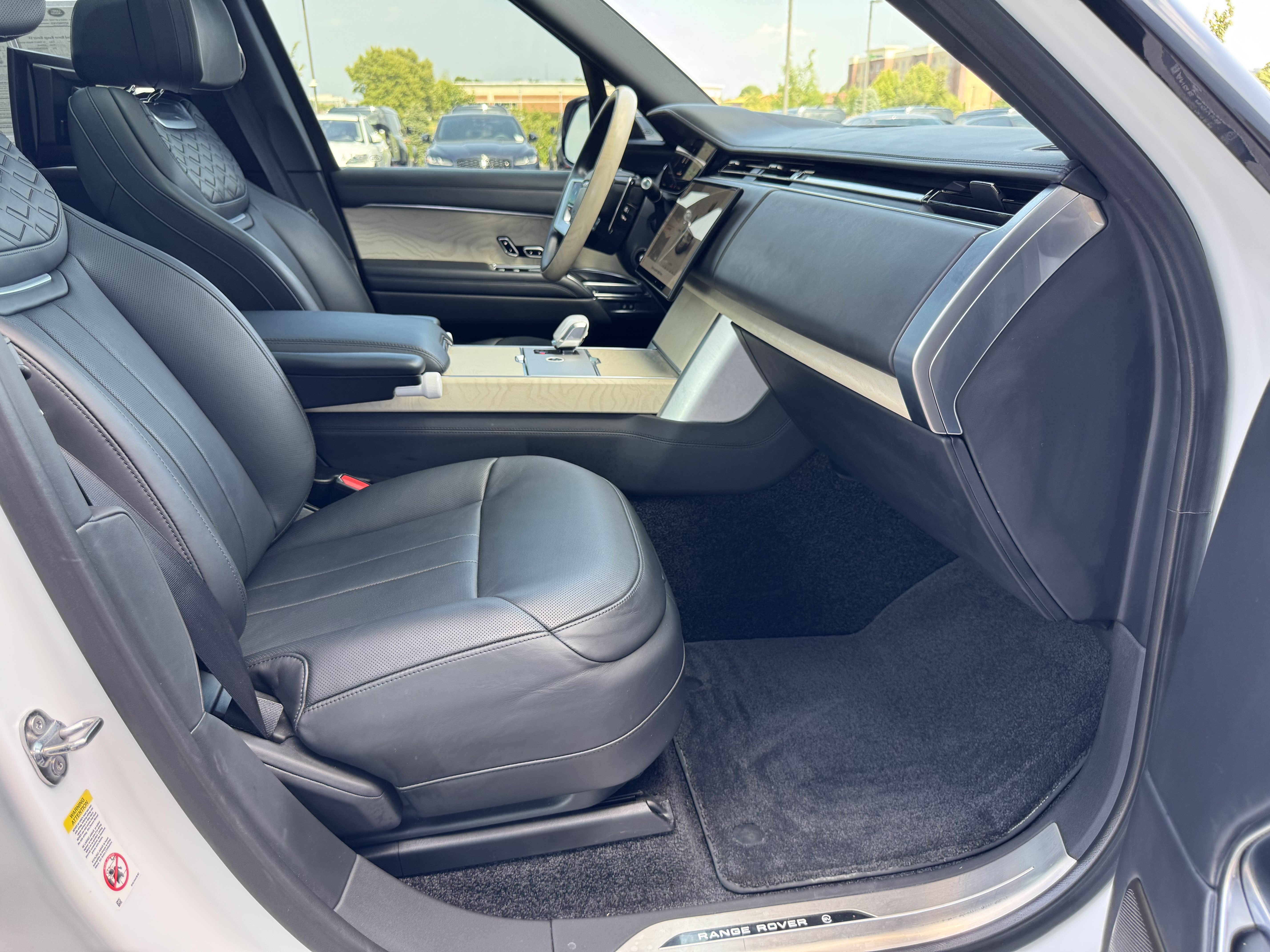 Certified 2025 Land Rover Range Rover SV AWD/4WD image 3