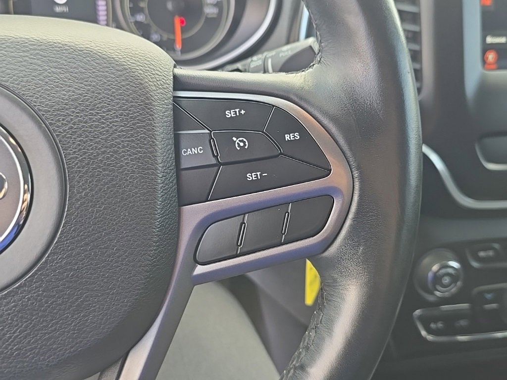 Used 2019 Jeep Cherokee Latitude w/ Cold Weather Group image 18