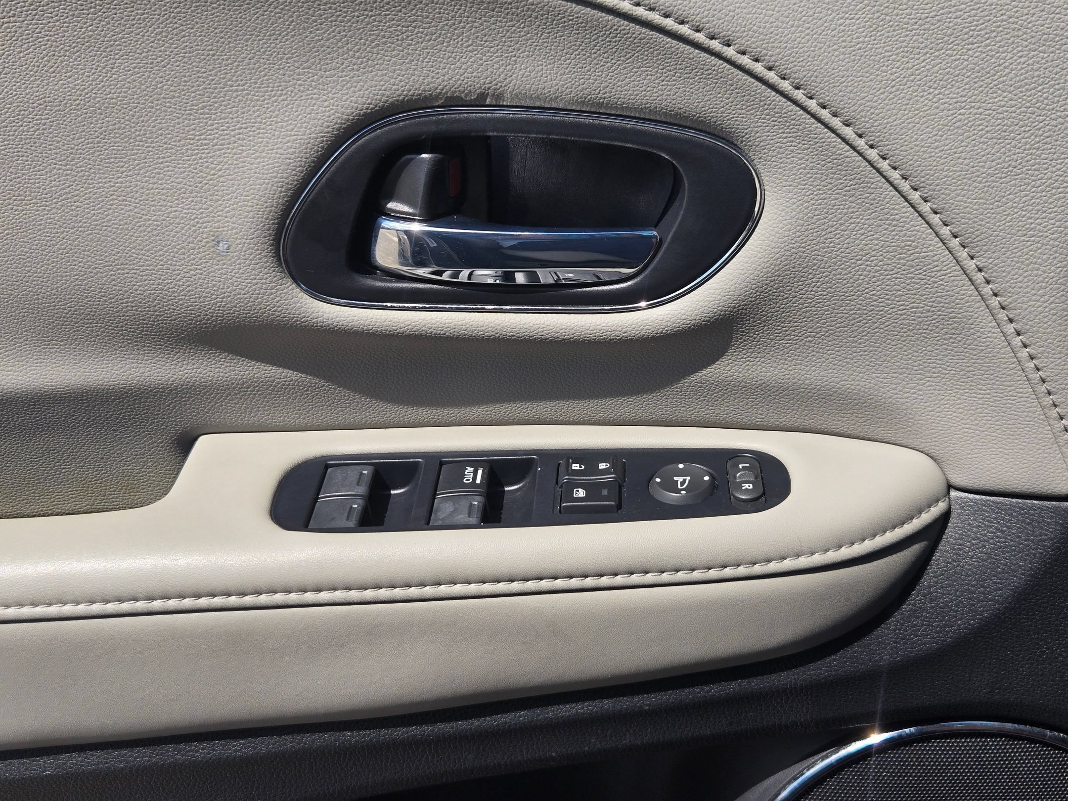 Used 2019 Honda HR-V Touring image 11