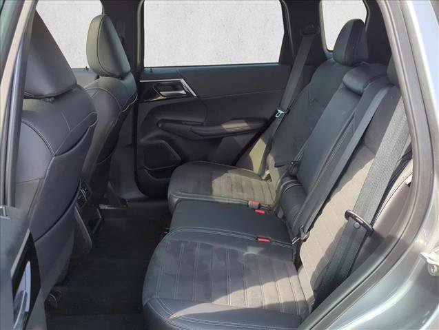 Used 2023 Mitsubishi Outlander SE FWD image 16