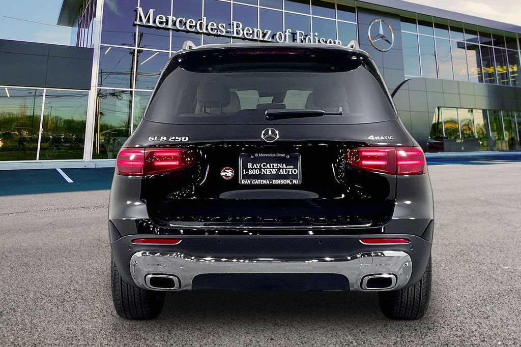 Used 2026 Mercedes-Benz GLB 250 4MATIC image 4