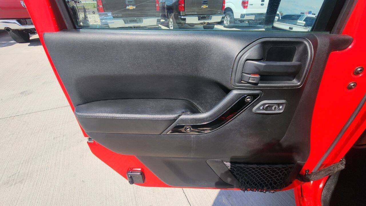 Used 2017 Jeep Wrangler Unlimited Sahara AWD/4WD image 10