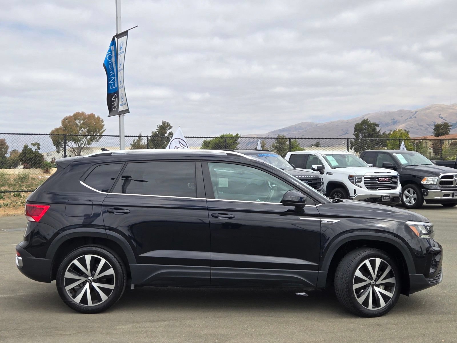 Used 2022 Volkswagen Taos SE FWD image 8
