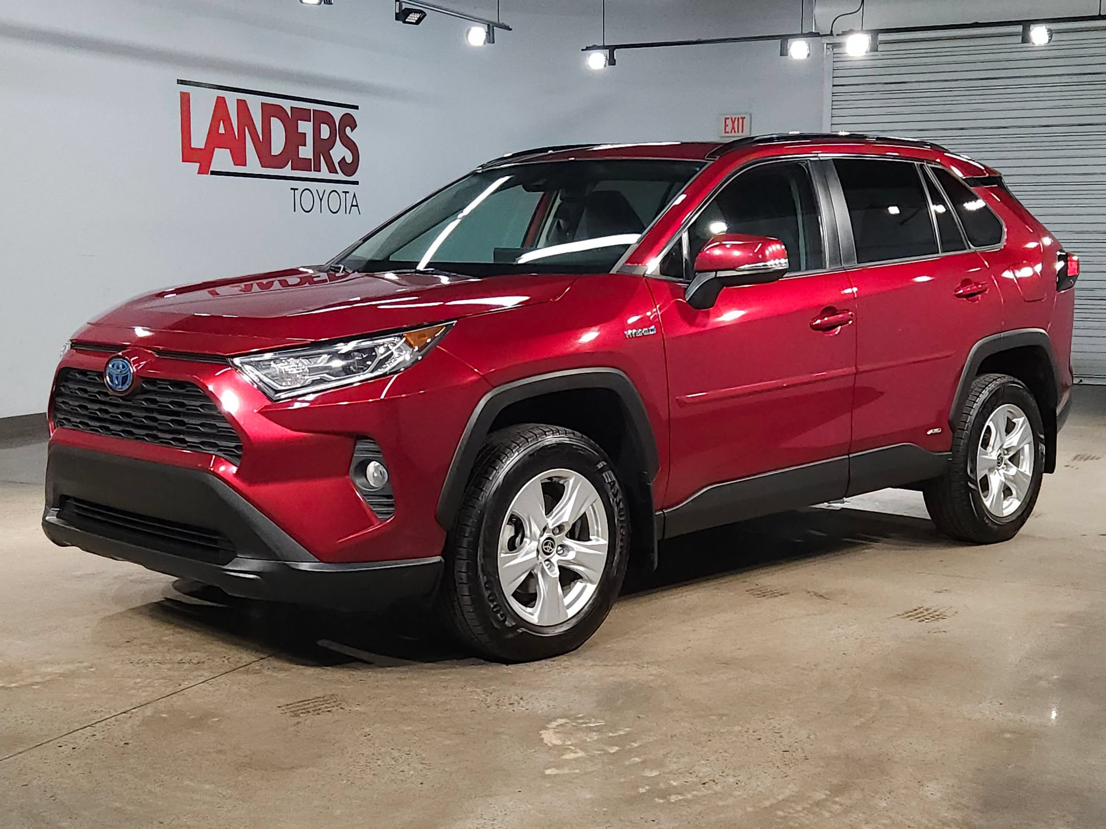 Used 2021 Toyota RAV4 XLE w/ Convenience Package AWD/4WD image 3