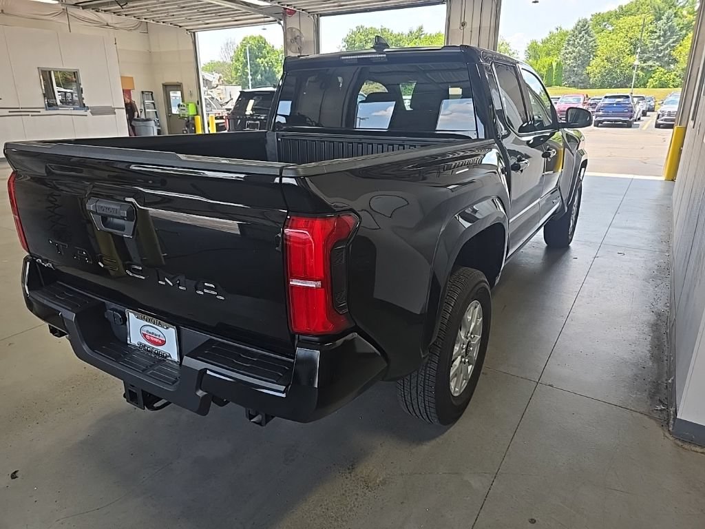 Used 2025 Toyota Tacoma SR5 AWD/4WD image 4