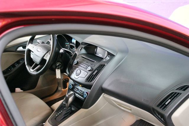 Used 2015 Ford Focus SE w/ SE Sport Package FWD image 12