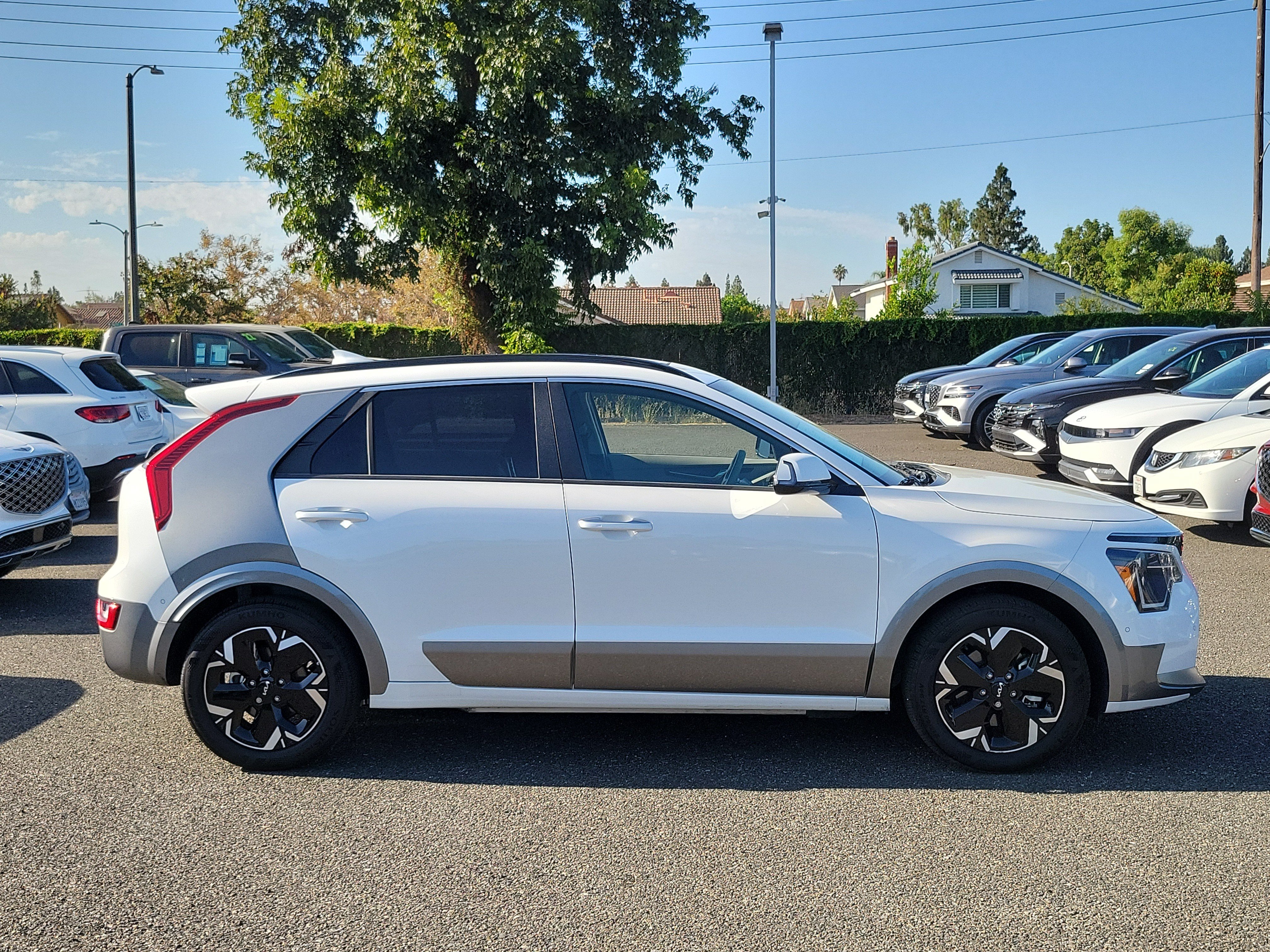 Used 2024 Kia Niro Wave w/ Wave Preserve Package FWD image 6