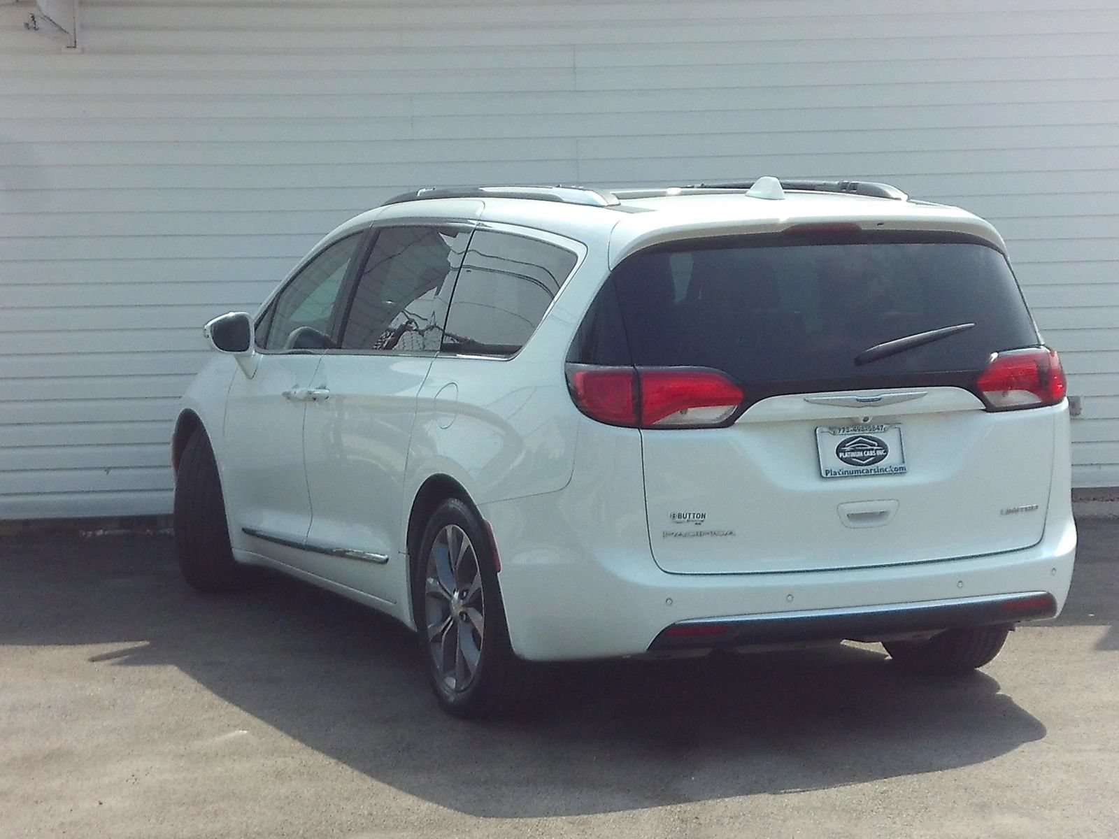 Used 2019 Chrysler Pacifica Limited w/ Tire & Wheel Group FWD image 6