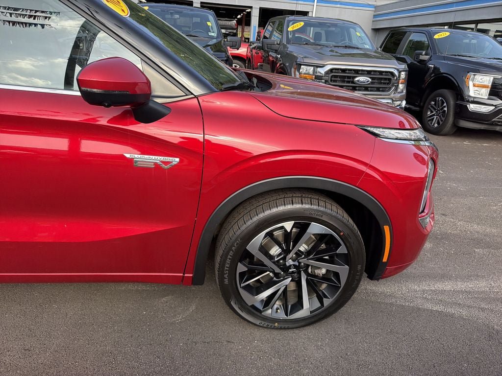 Used 2024 Mitsubishi Outlander 4WD Plug-In Hybrid image 2