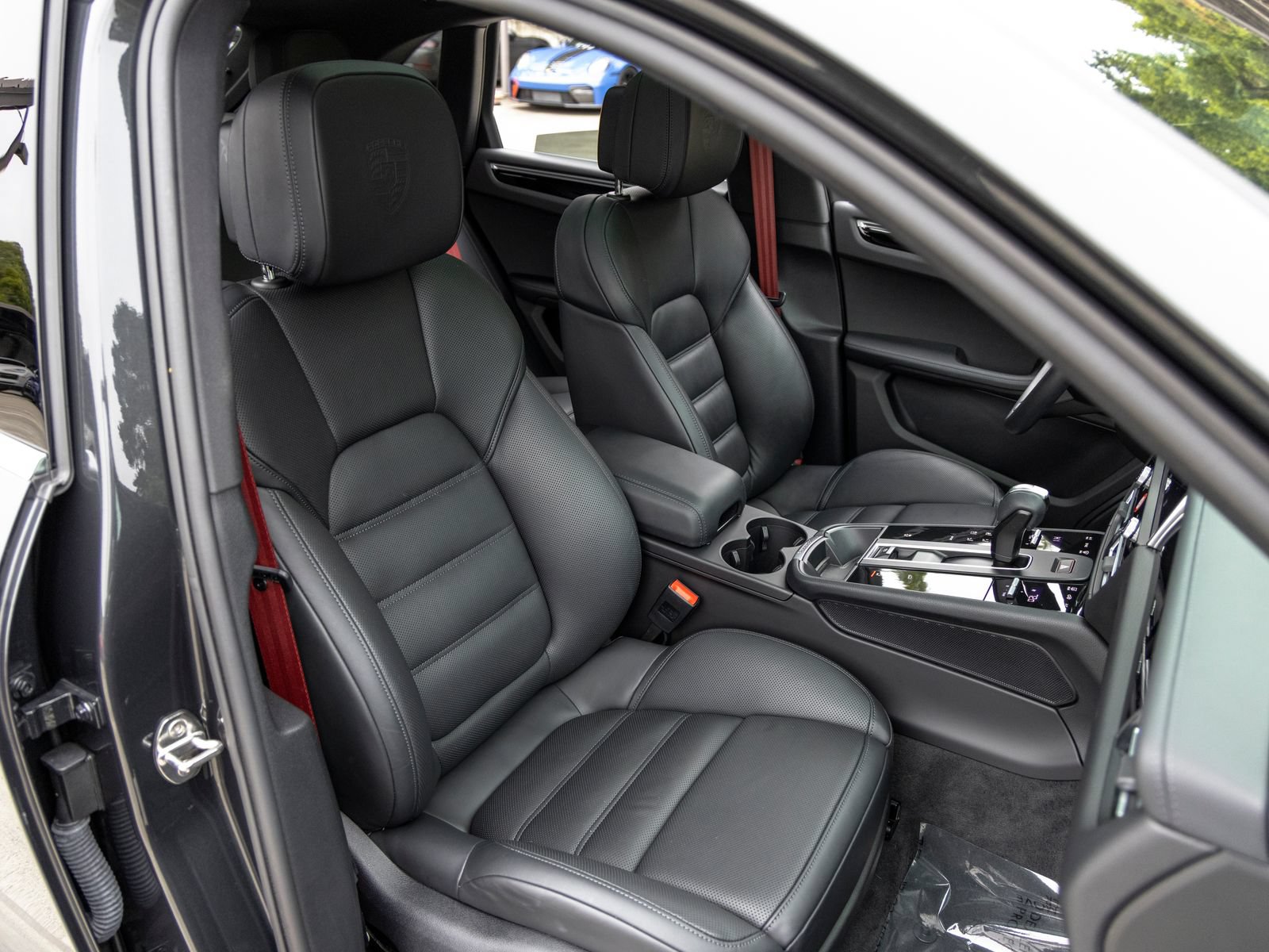 Certified 2022 Porsche Macan AWD/4WD image 58