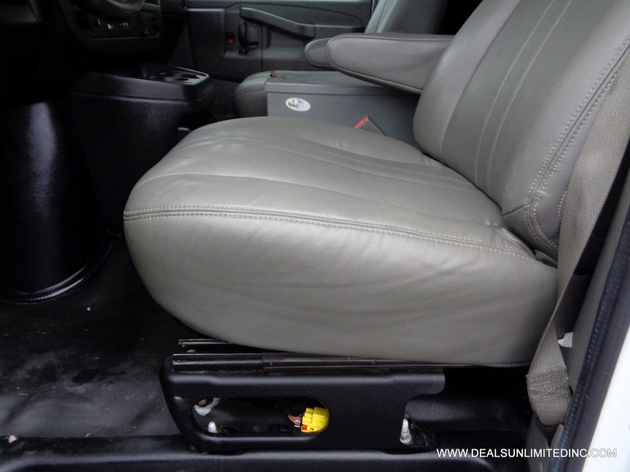 Used 2019 Chevrolet Express 2500 w/ Driver Convenience Package RWD image 8