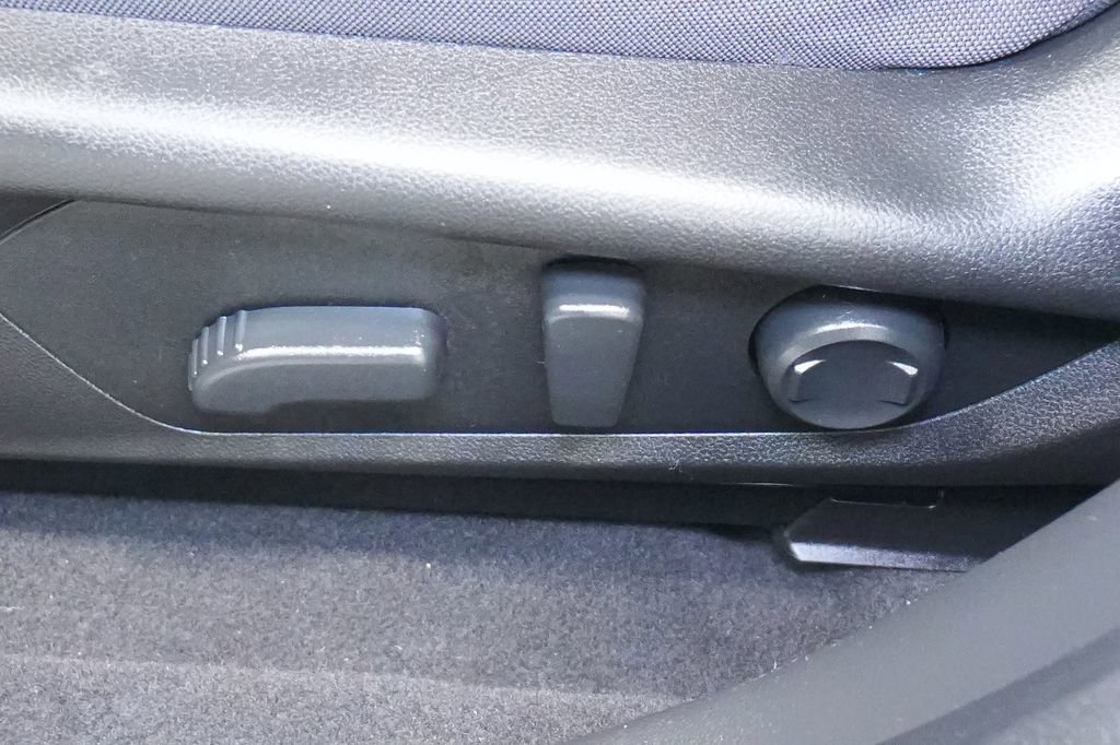 Used 2025 Subaru Crosstrek 2.0i Premium image 17