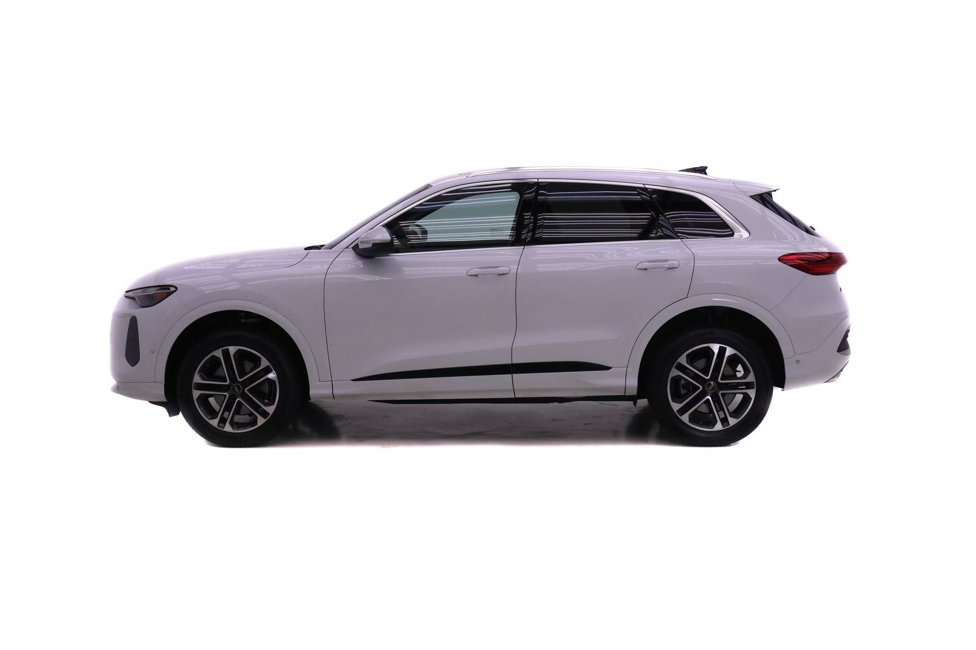 Certified 2025 Audi Q5 Premium w/ Convenience Package AWD/4WD image 3