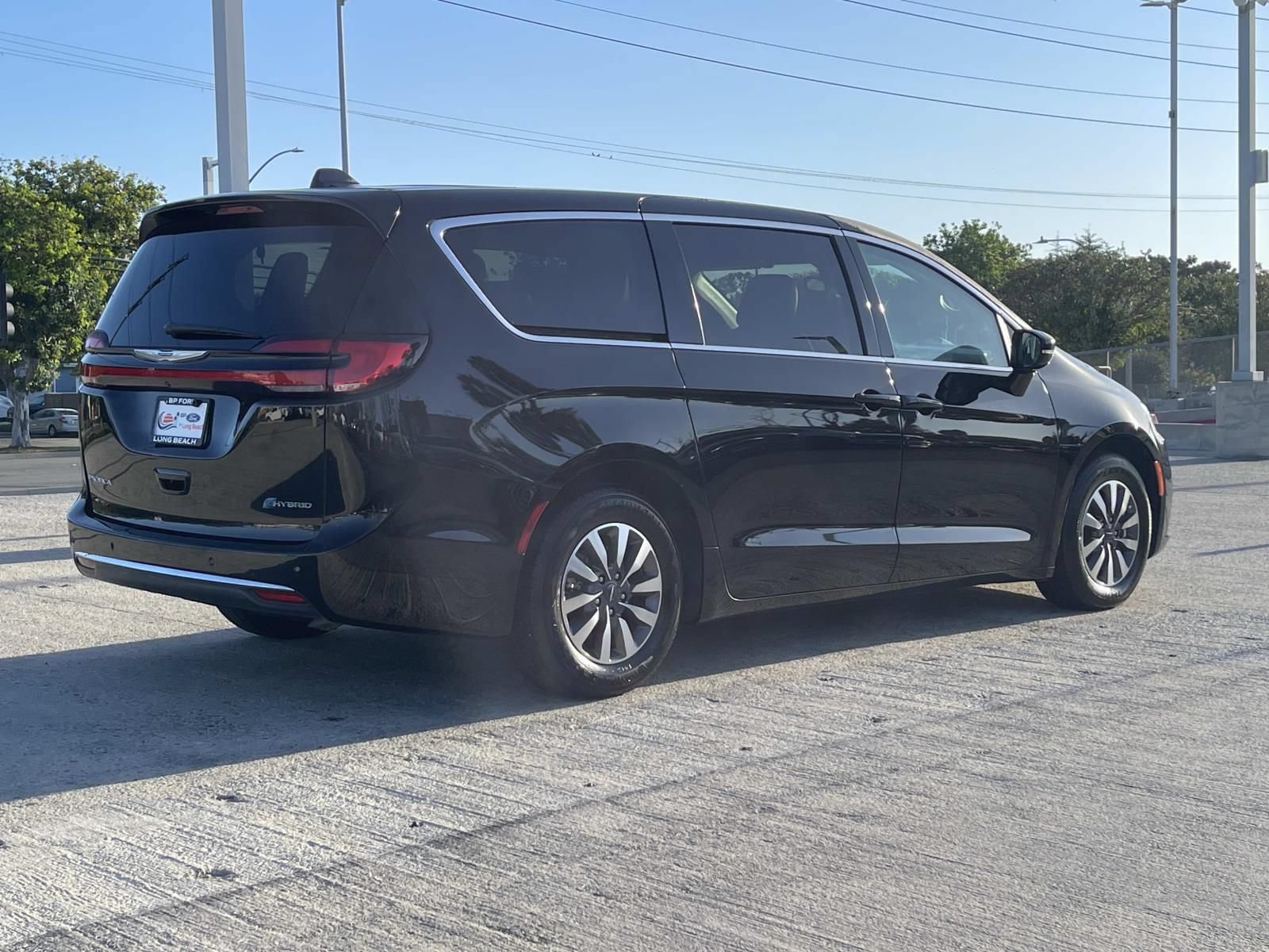 Used 2024 Chrysler Pacifica Limited FWD image 3