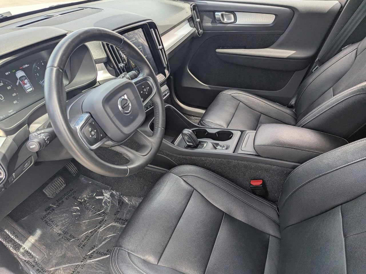 Used 2020 Volvo XC40 T4 Momentum w/ Protection Package Premier image 19