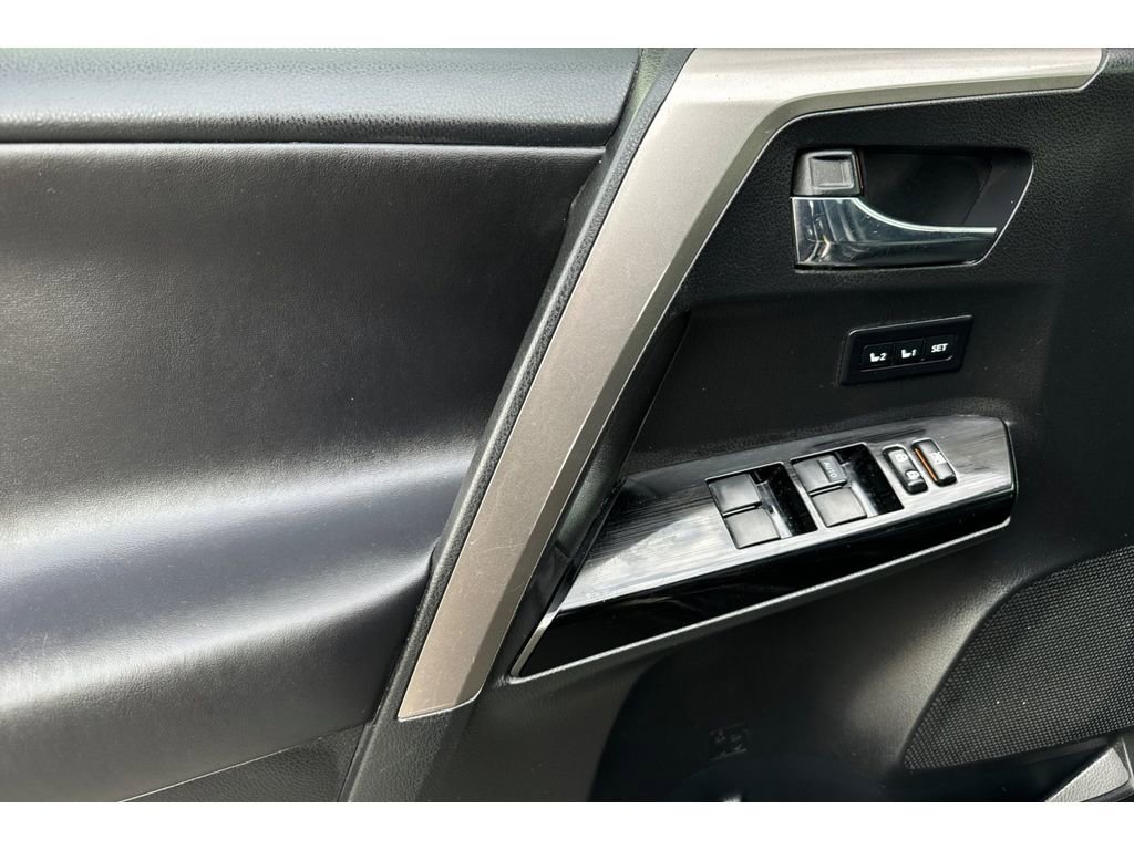 Used 2016 Toyota RAV4 Limited image 11