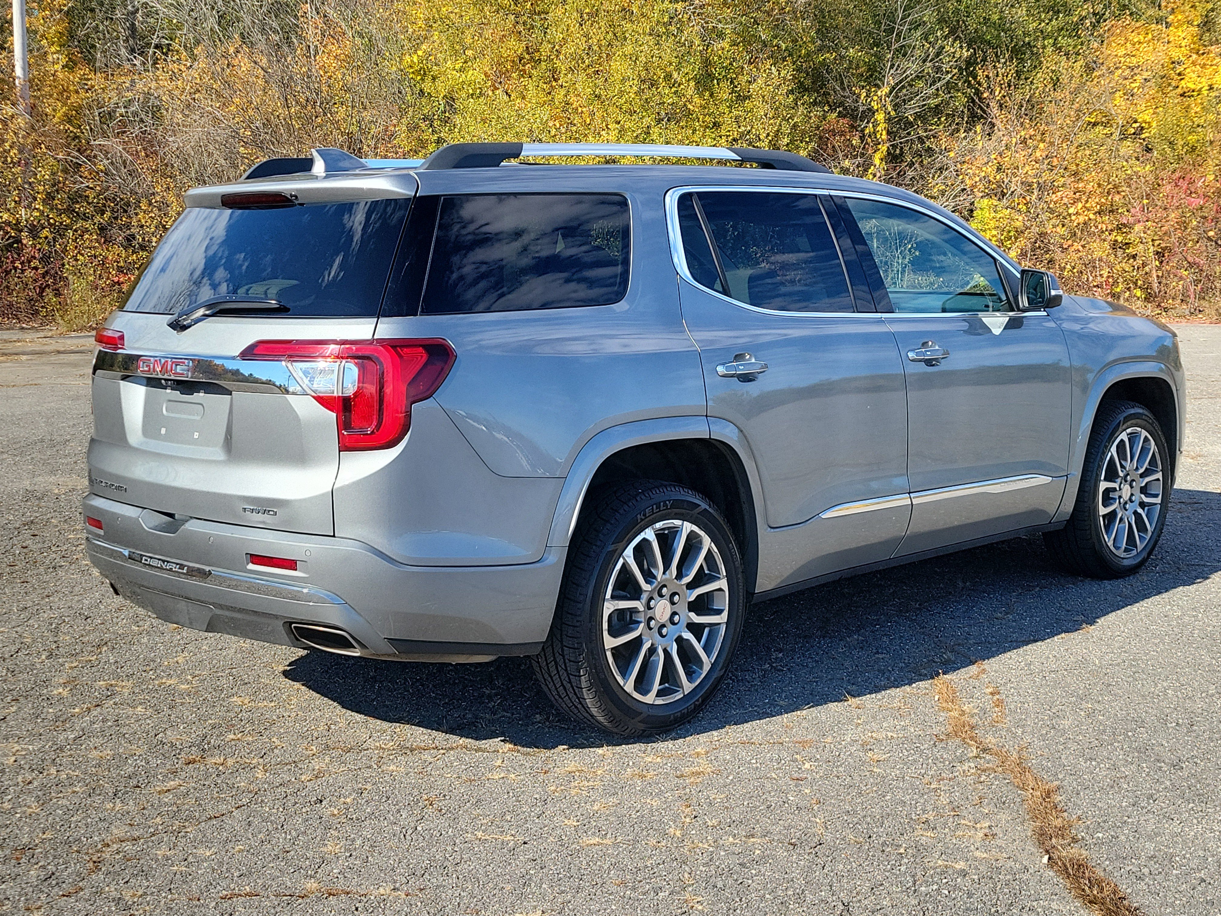 Used 2023 GMC Acadia Denali w/ Denali Technology Package AWD/4WD image 5