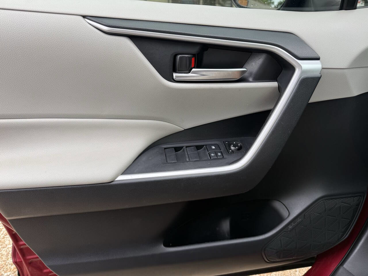 Used 2019 Toyota RAV4 XLE FWD image 16