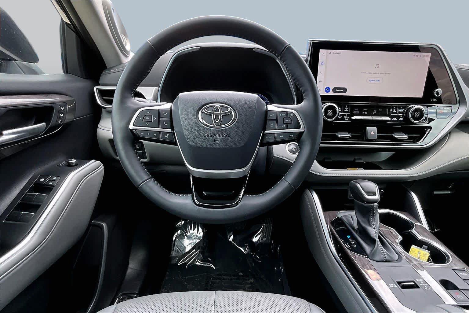 Used 2025 Toyota Highlander Platinum AWD/4WD image 6