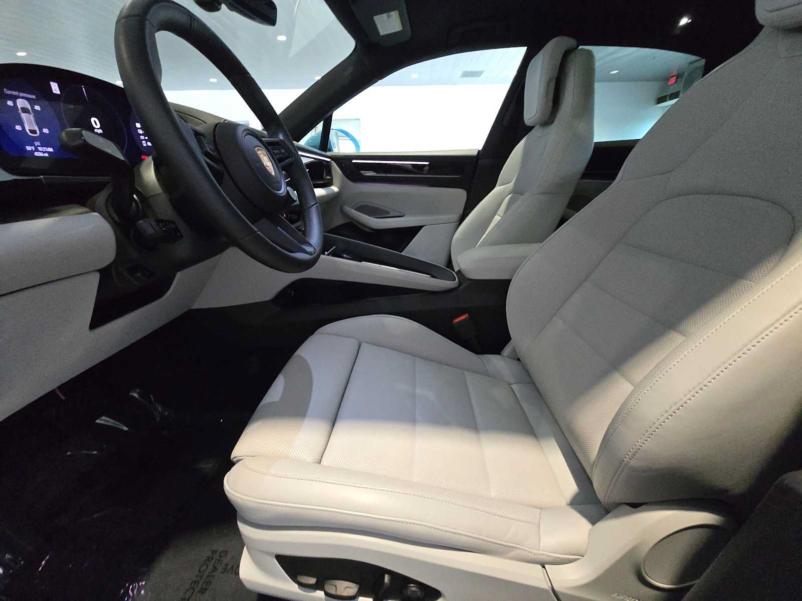 Used 2025 Porsche Macan Electric RWD image 21