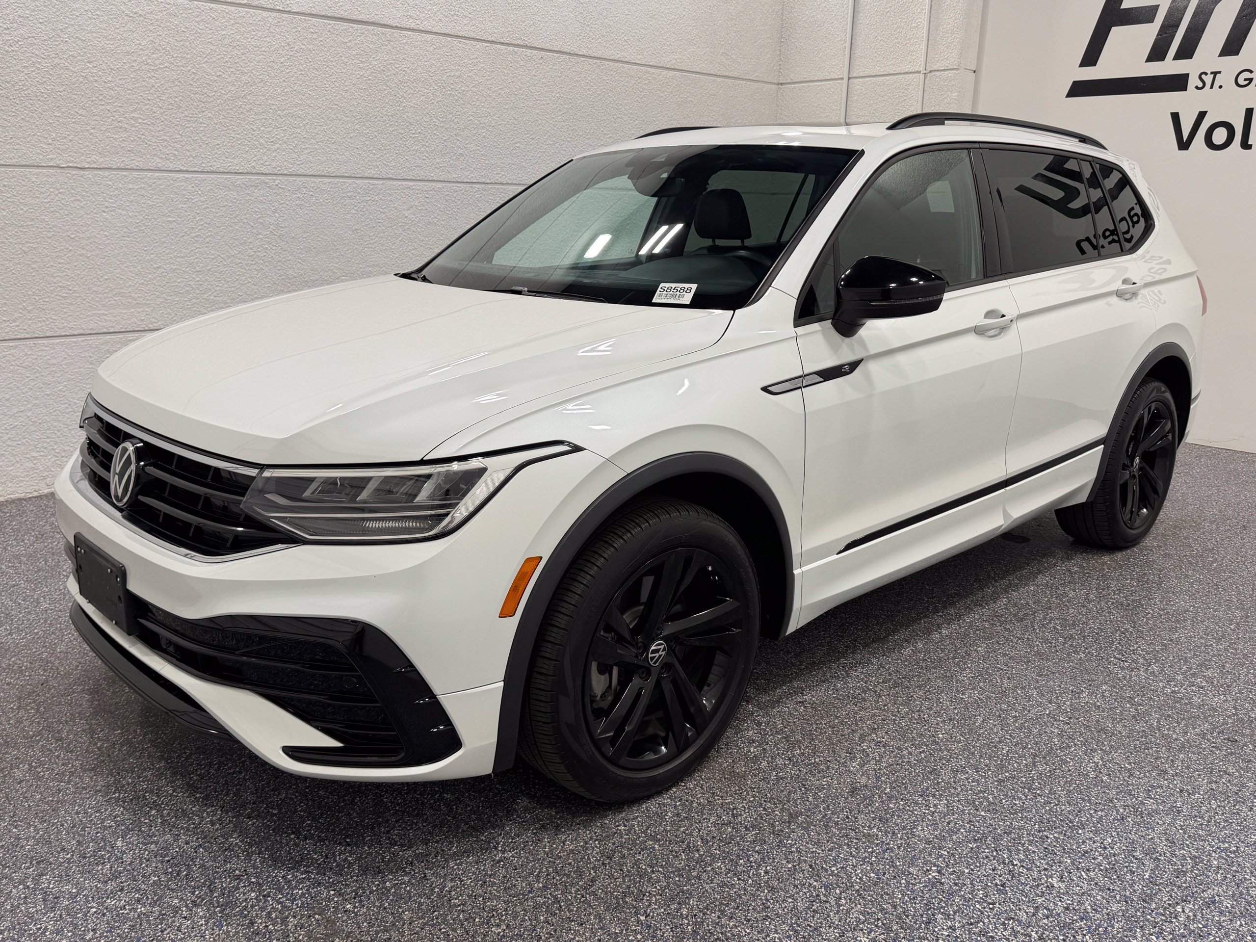 Certified 2023 Volkswagen Tiguan SE R-Line FWD image 1