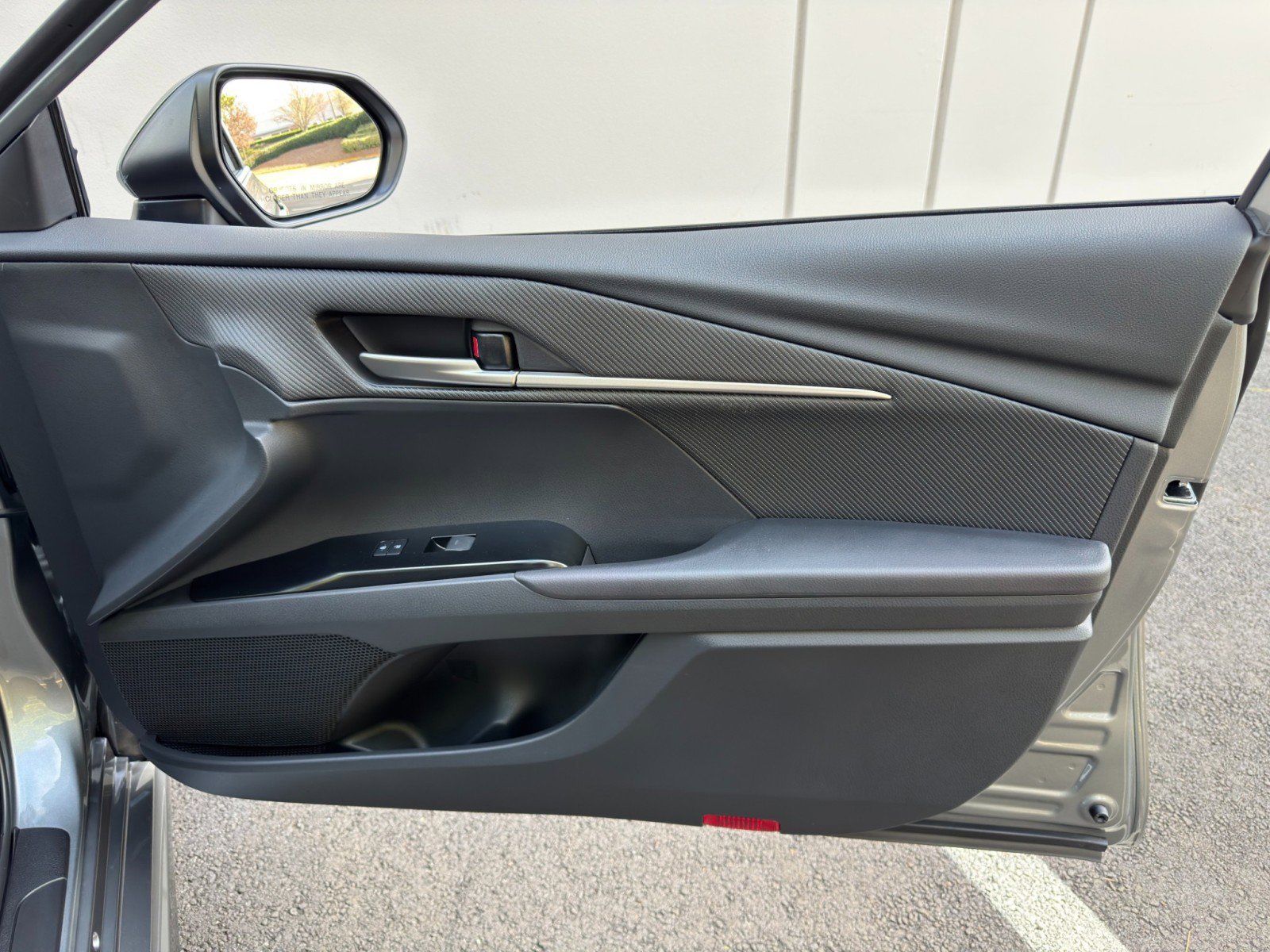 Used 2025 Toyota Camry SE w/ Convenience Package image 40