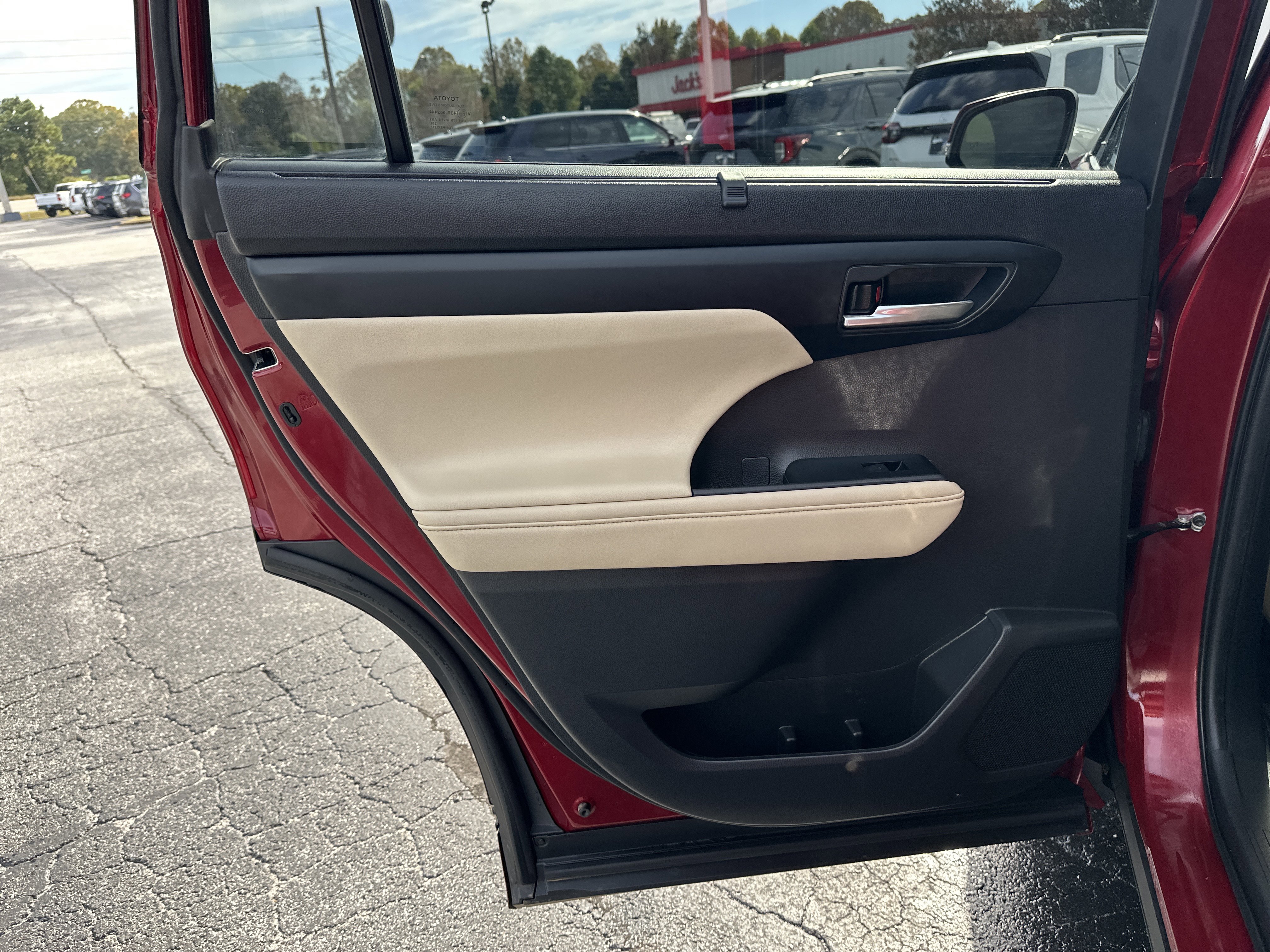 Used 2023 Toyota Highlander XLE image 22