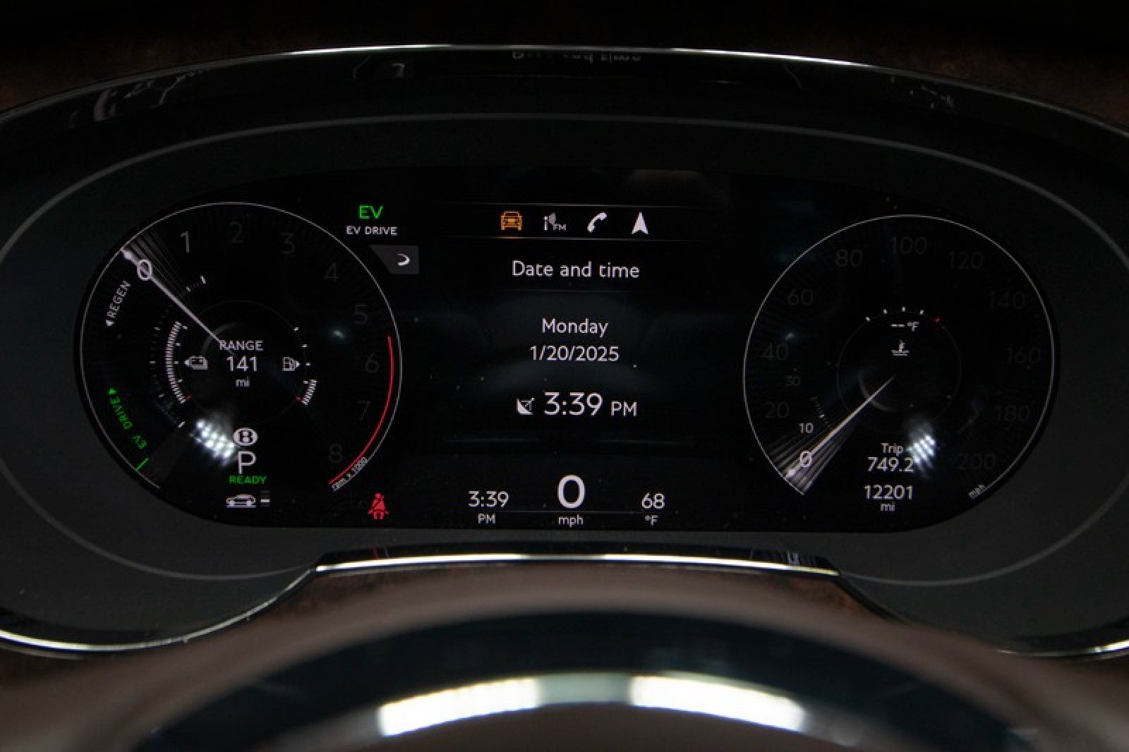 Used 2023 Bentley Bentayga Plug-In Hybrid image 32