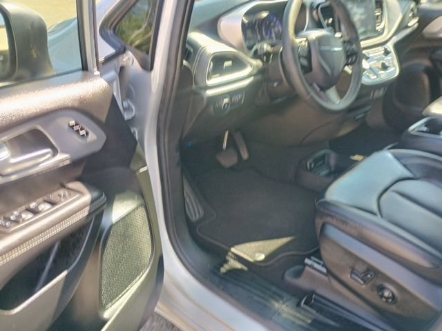 Used 2023 Chrysler Pacifica Touring-L w/ S Appearance Package AWD/4WD image 23