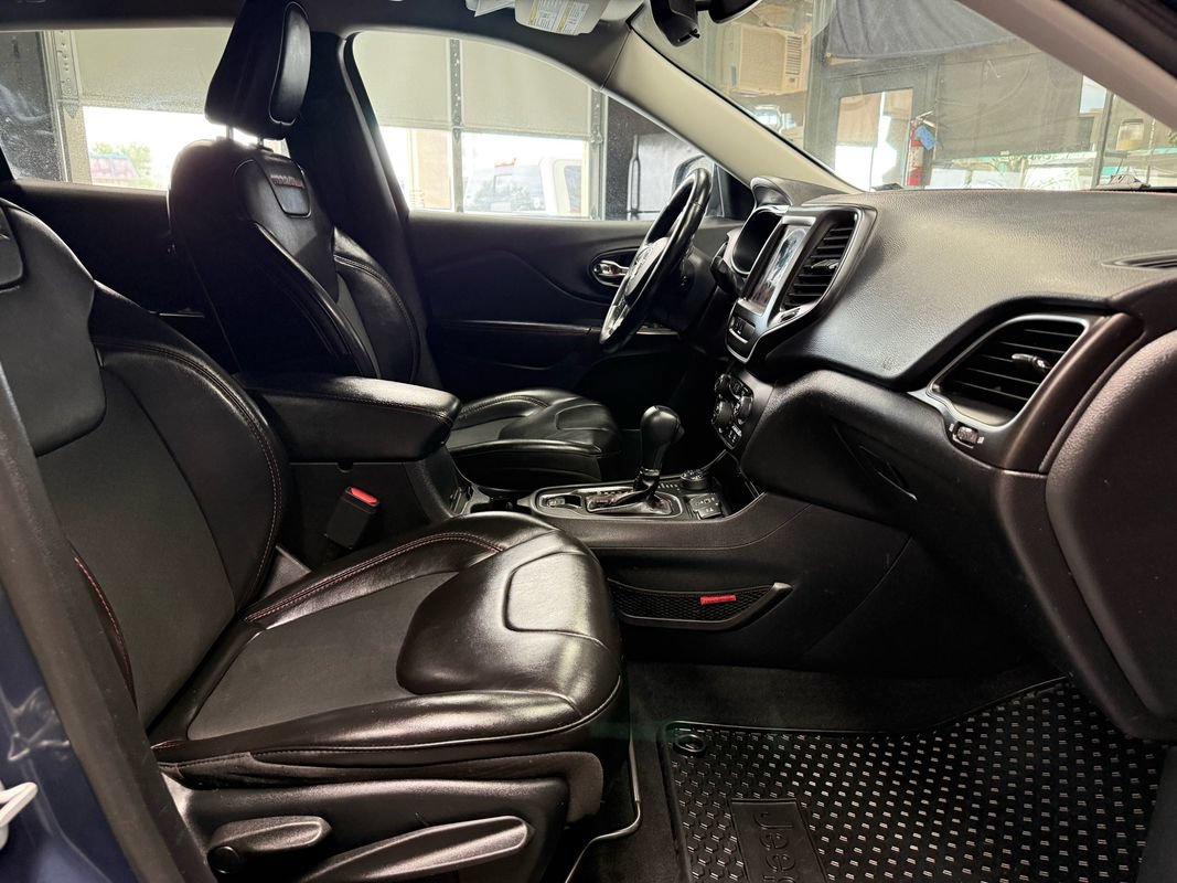 Used 2019 Jeep Cherokee Trailhawk w/ Cold Weather Group AWD/4WD image 17