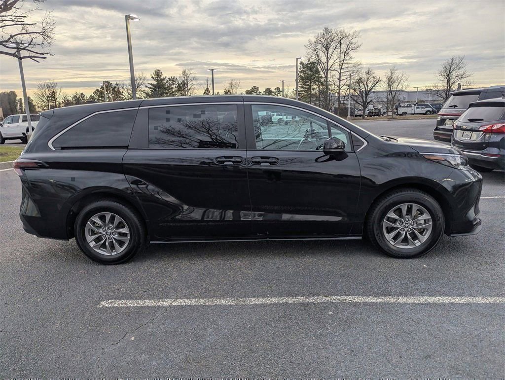 Used 2024 Toyota Sienna LE image 9