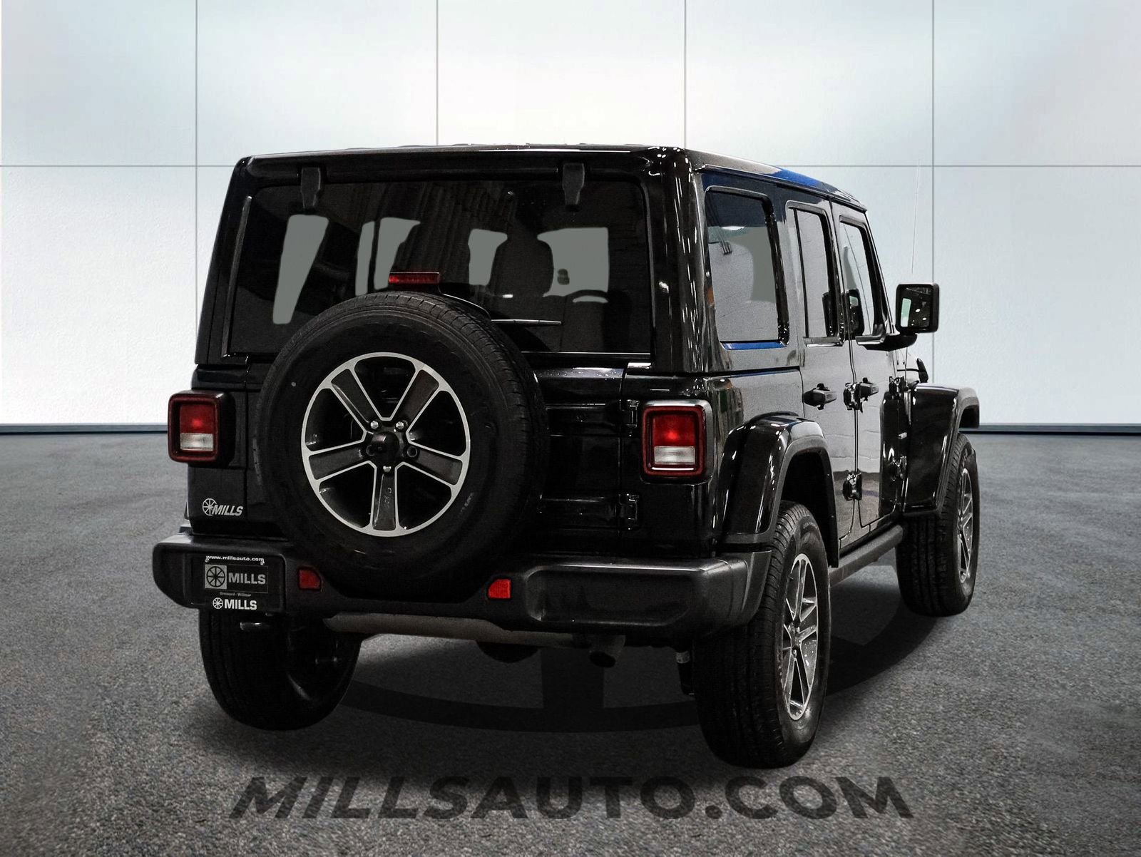 Used 2023 Jeep Wrangler Sahara image 7