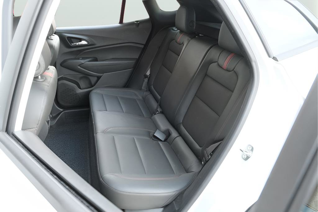 Used 2025 Chevrolet Trax RS w/ Sunroof Package image 25