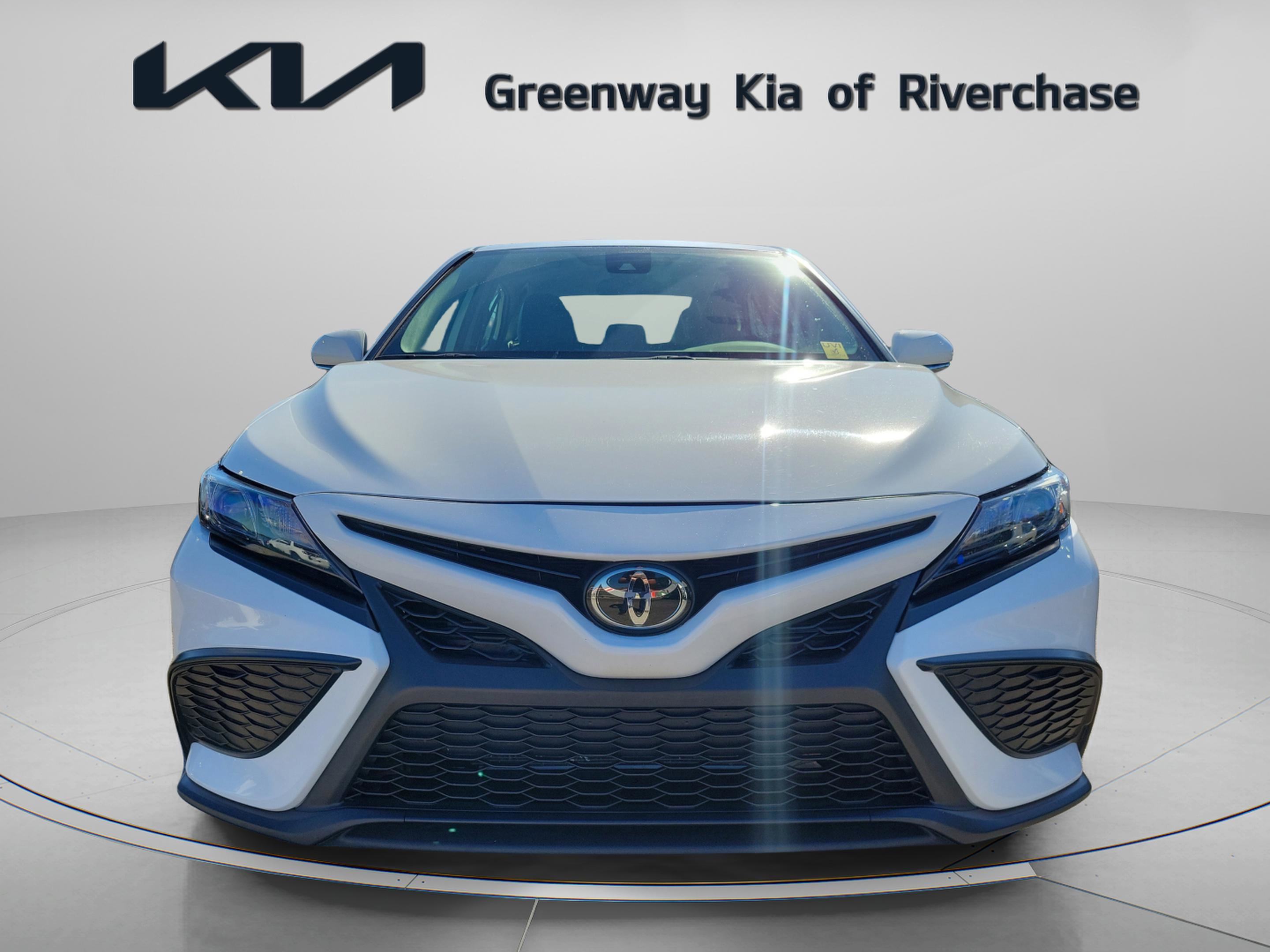 Used 2024 Toyota Camry SE image 2