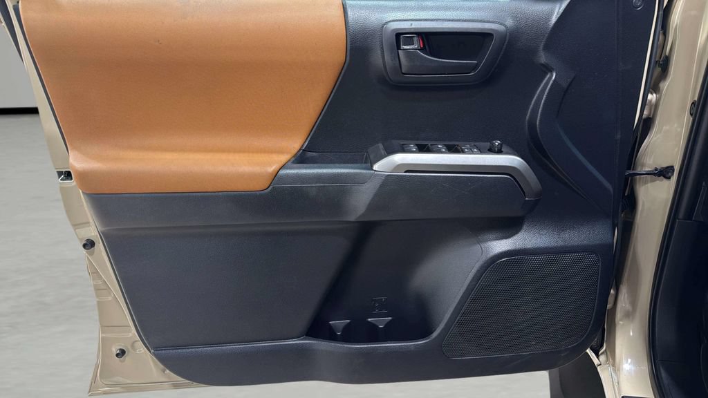 Used 2019 Toyota Tacoma SR5 AWD/4WD image 18